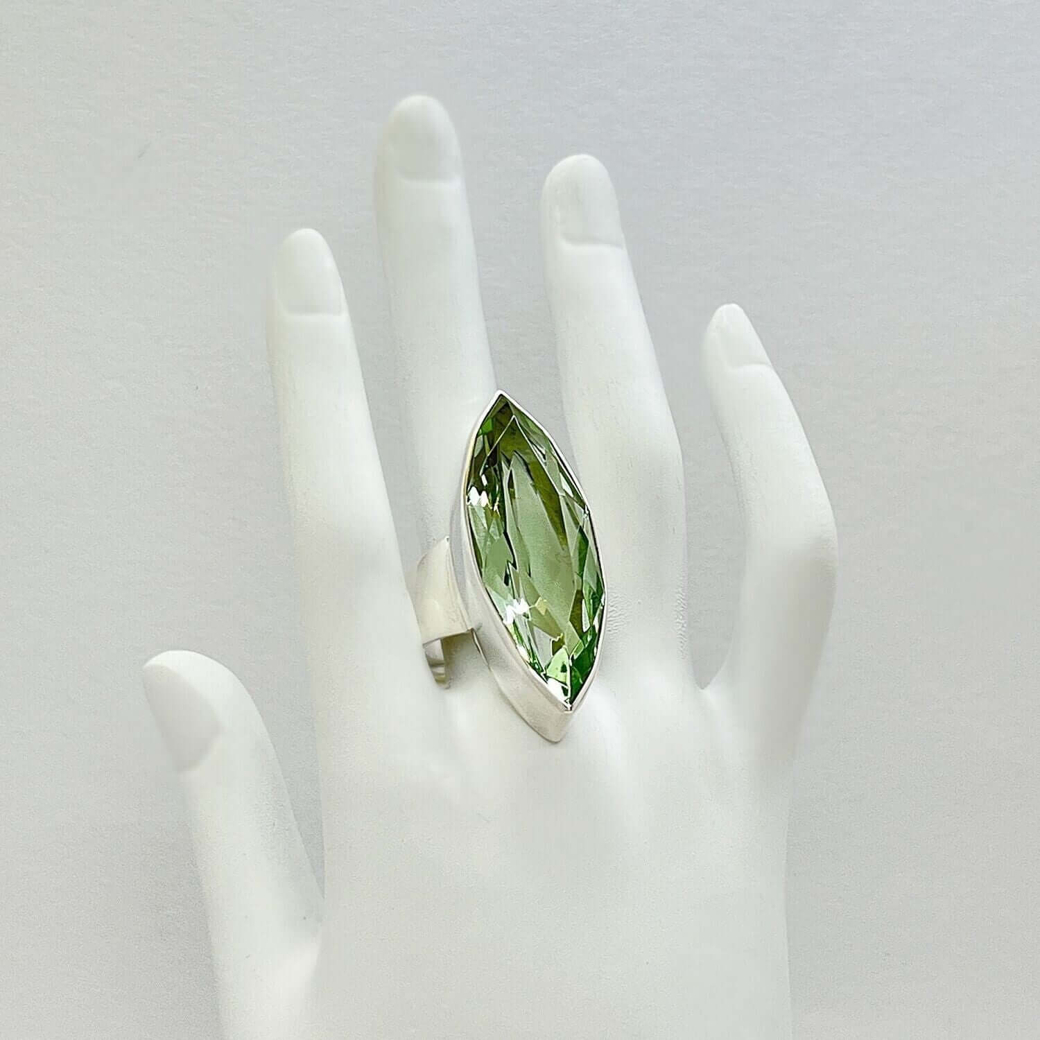 Eleganter Silberring Obsidian lichtgrün 1,5 x 4 cm von Tipico-eigenArt, handgefertigt in Deutschland.