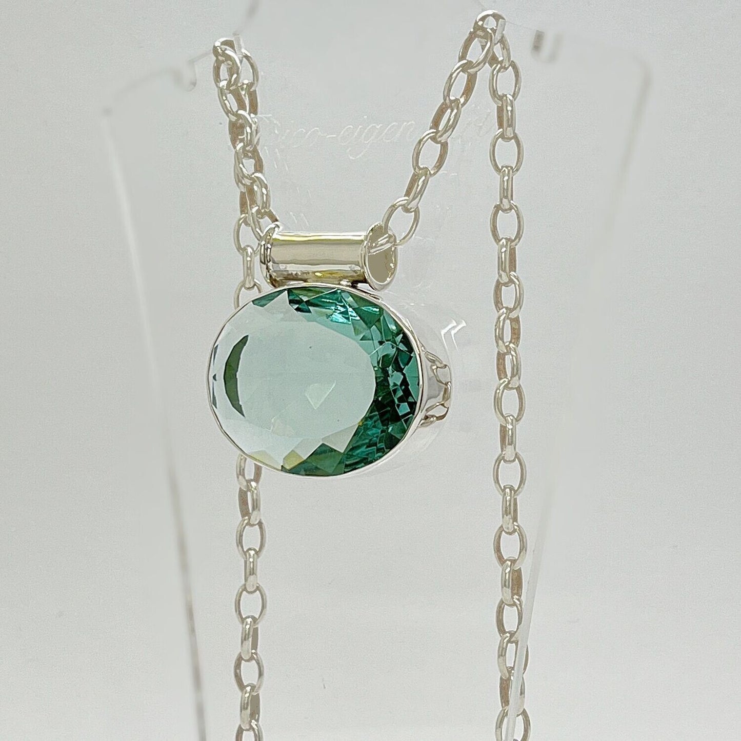 Silberanhänger Obsidian meerblau Oval 3 × 4 cm an Silberkette, facettierter ovaler Edelstein.