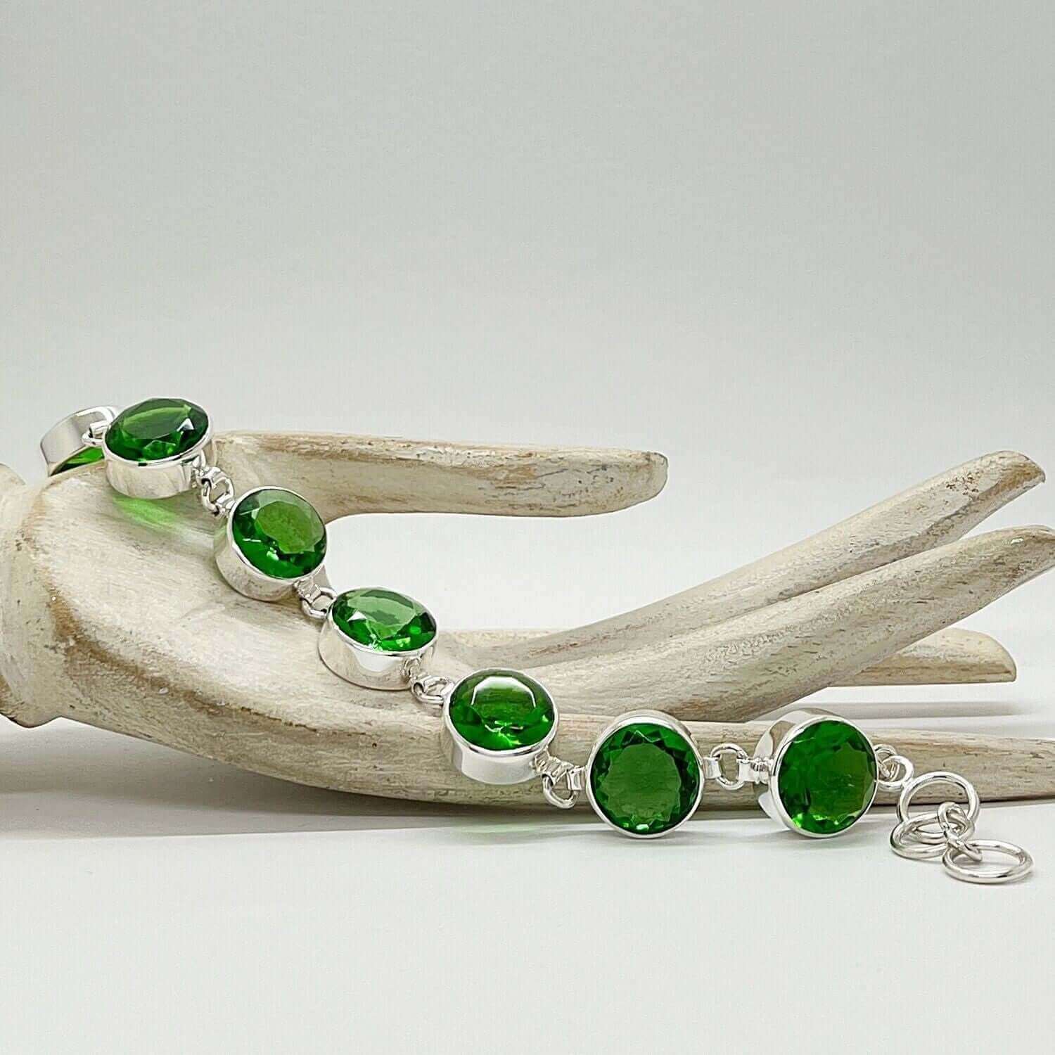 Obsidian Armband smaragdgrün aus 925 Silber, 1,5 cm Breite, handgefertigt mit facettierten grünen Obsidian-Steinen.