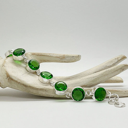 Obsidian Armband smaragdgrün aus 925 Silber, 1,5 cm Breite, handgefertigt mit facettierten grünen Obsidian-Steinen.