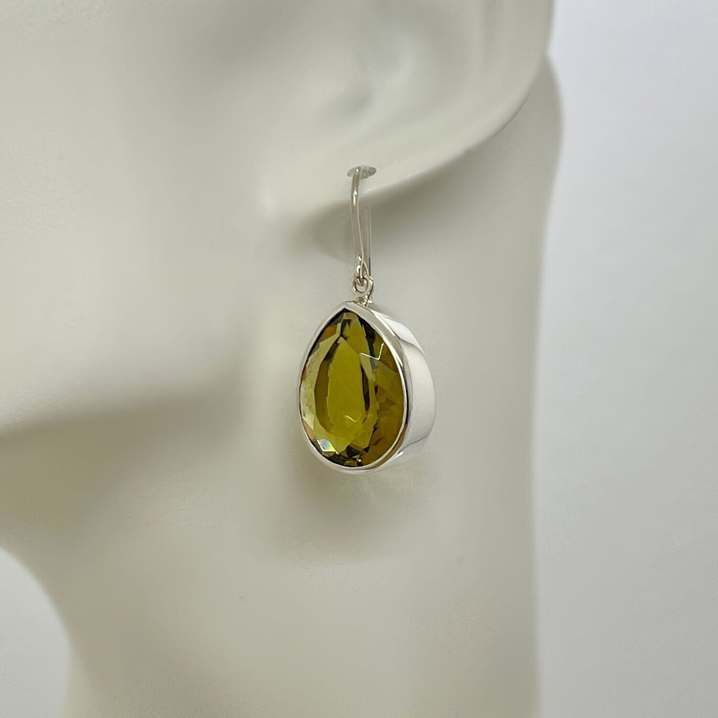 Ohrhänger Obsidian goldbraun Tropfen, 1,5 × 2 cm, silberne Fassung, handgefertigt.