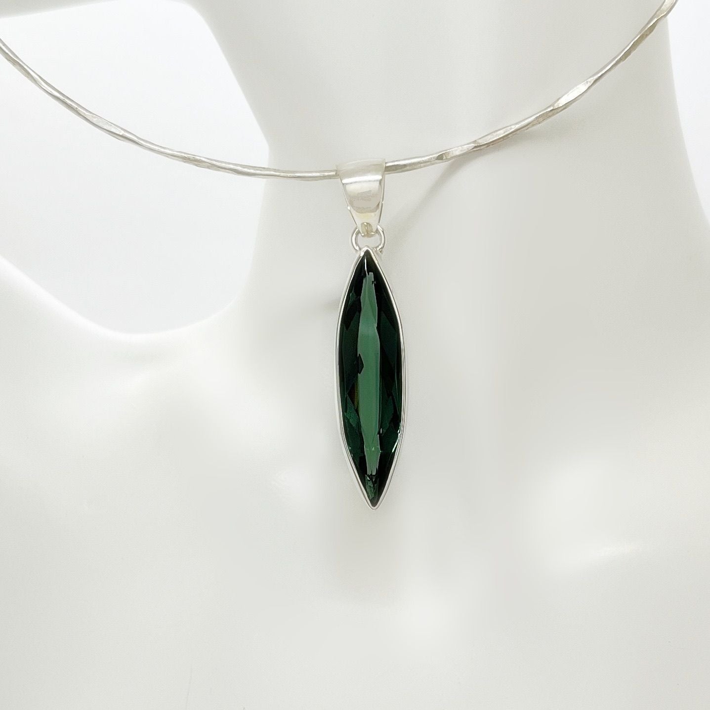 Anhänger Obsidian schwarz Navette 1 x 4 cm, Silberfassung an silberner Kette