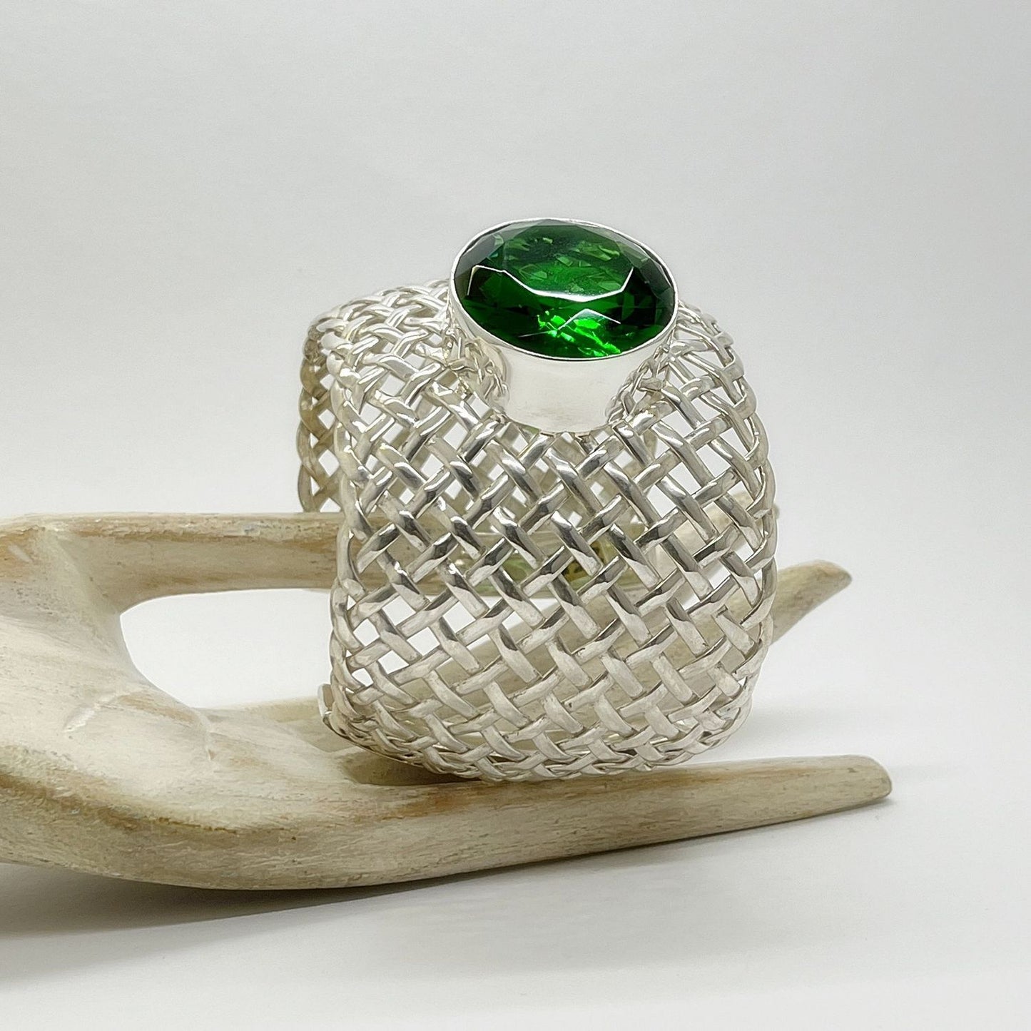 Armspange Obsidian smaragdgrün Mystic Treausure aus 925er Sterling Silber mit zentralem grünem Obsidian.