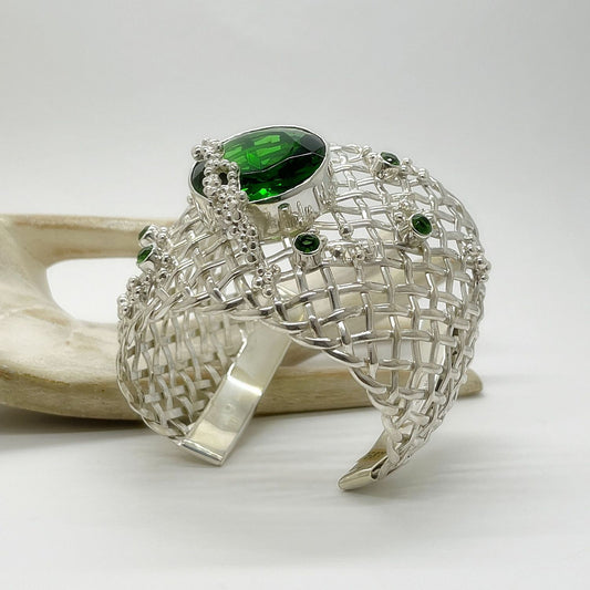 Armspange Obsidian smaragdgrün Mystic Treasure Design aus 925er Silber mit grünem Mittelstein und Netzkonstruktion