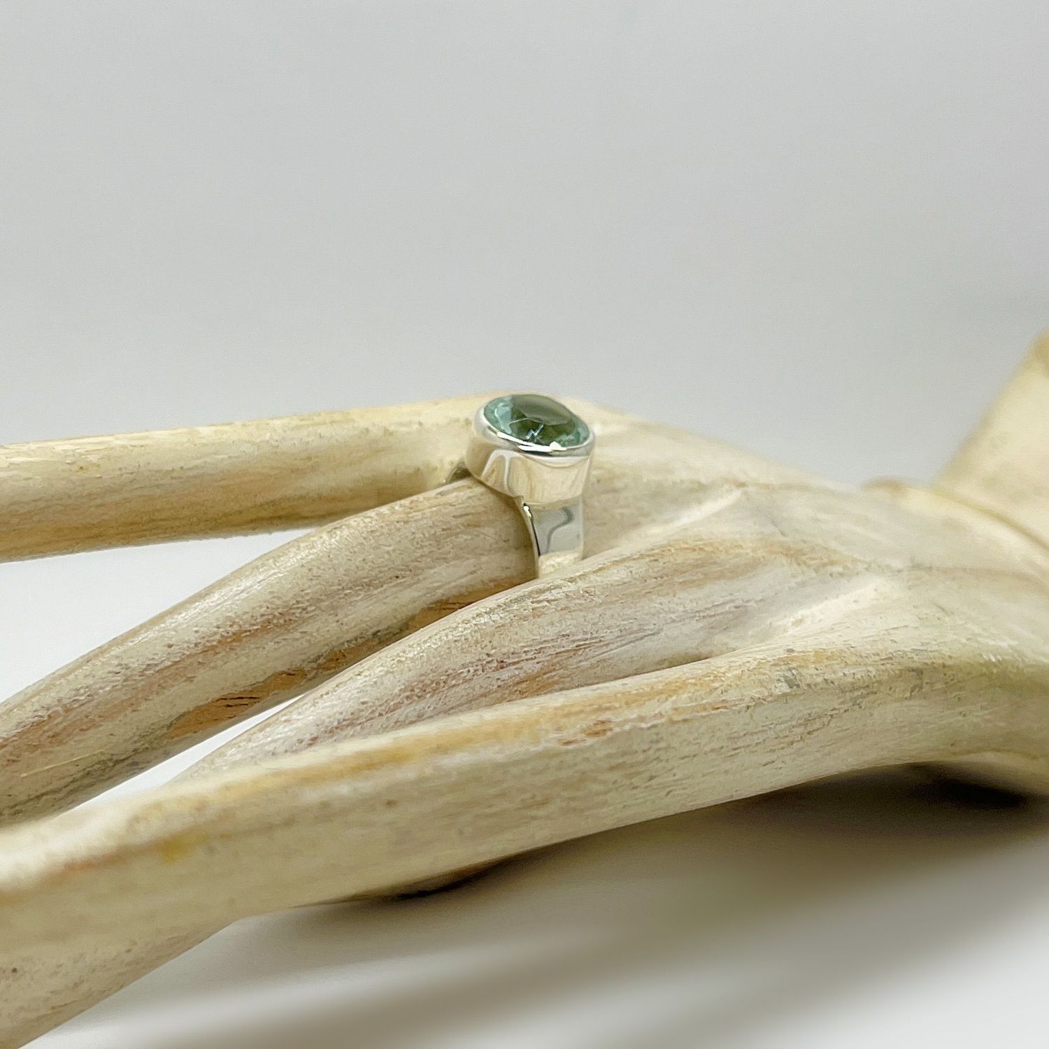 Silberring mit rundem meerblauen Obsidian, Ø ca. 1 cm – Tipico-eigenArt.