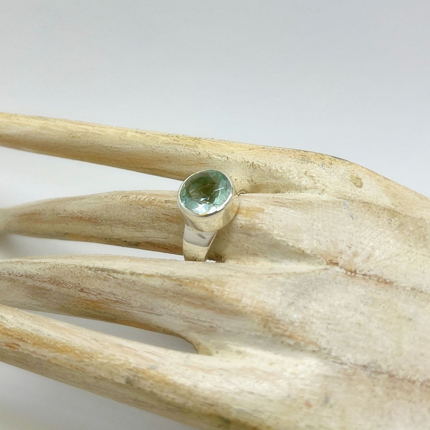 Silberring mit rundem meerblauen Obsidian Ø ca. 1 cm, silberne Fassung.