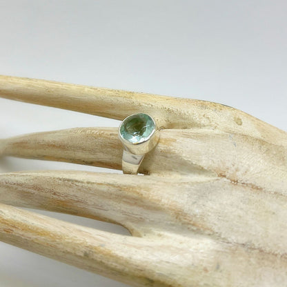 Silberring mit rundem meerblauen Obsidian Ø ca. 1 cm, silberne Fassung.