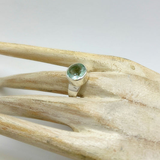 Silberring mit rundem meerblauen Obsidian Ø ca. 1 cm, silberne Fassung.