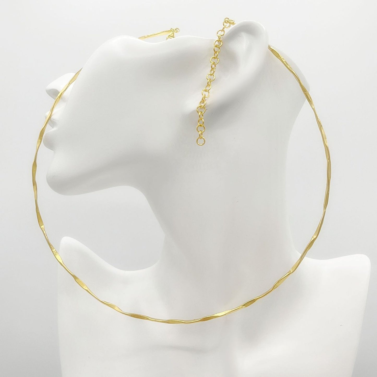 Halsreif Aurelia, 18ct vergoldet, fein gehämmert, minimalistischer Luxus für Damen