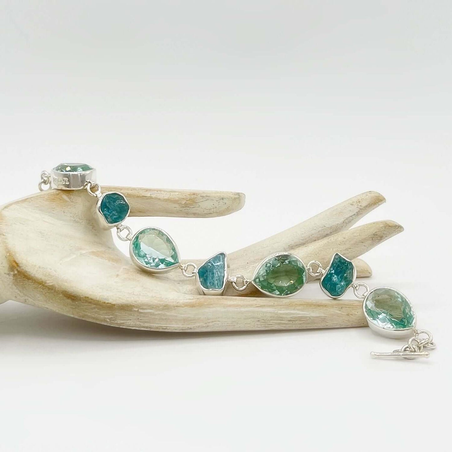 Silberarmband mit meerblauem Obsidian & Apatit, facettierte Steine, handgefertigter Silberschmiedekunst.