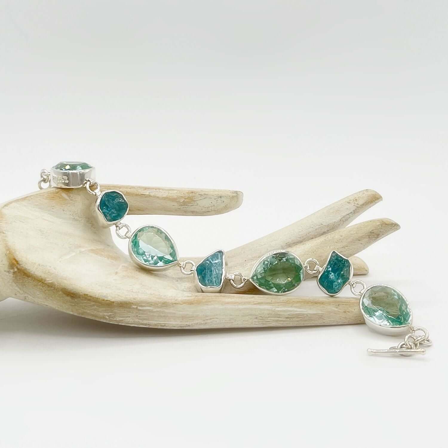 Silberarmband mit meerblauem Obsidian & Apatit, facettierte Steine, handgefertigter Silberschmiedekunst.