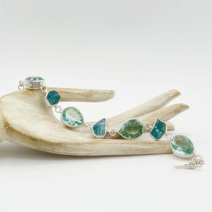 Silberarmband mit meerblauem Obsidian & Apatit, facettierte Steine, handgefertigter Silberschmiedekunst.