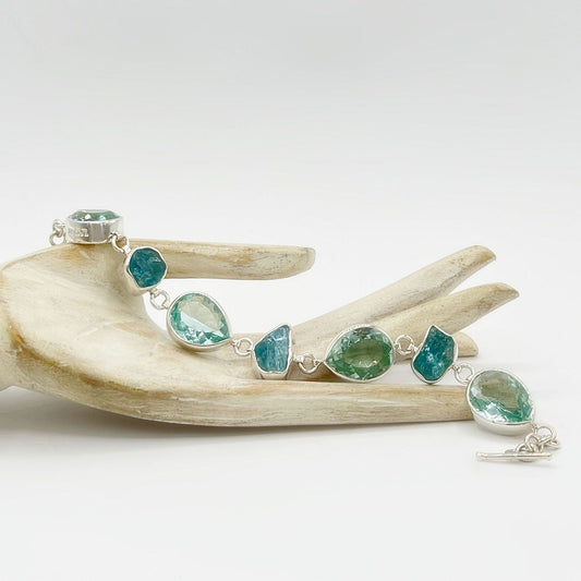 Silberarmband mit meerblauem Obsidian & Apatit, facettierte Steine, handgefertigter Silberschmiedekunst.