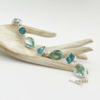Silberarmband mit meerblauem Obsidian & Apatit, facettierte Steine in Silberfassungen – Silberschmiedekunst.