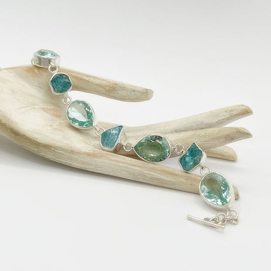 Silberarmband mit meerblauem Obsidian & Apatit, facettierte Steine in Silberfassungen – Silberschmiedekunst.