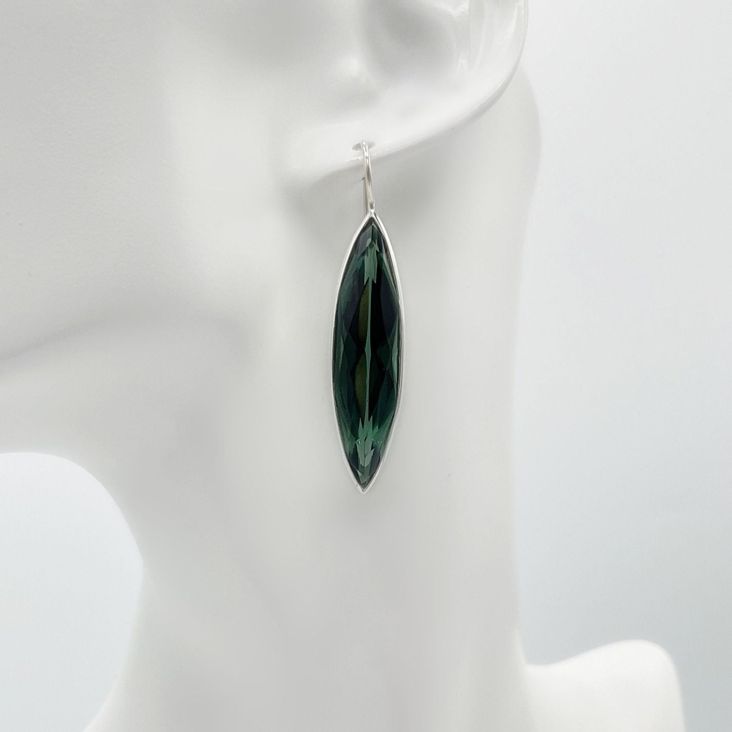 Ohrhänger aus Obsidian, dunkel-schwarzer Navette-Schliff, silberne Fassung, 1 x 4 cm.