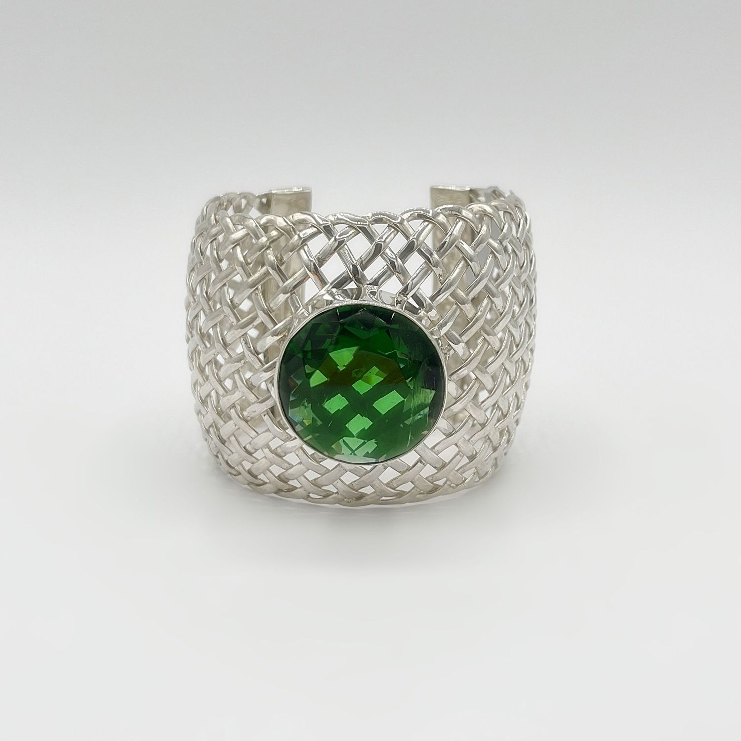 Armspange aus 925er Silber mit geflochtener Struktur und grünem Obsidian-Mittelstein