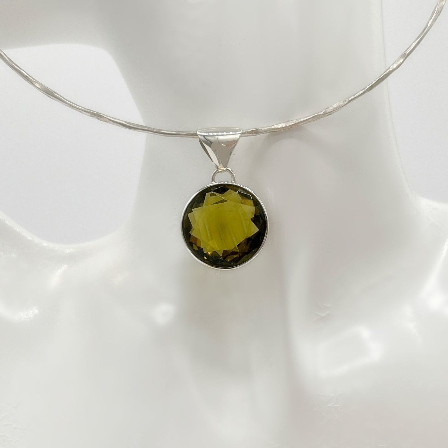 Silberanhänger mit runder Obsidian goldbraun (Ø ca. 2 cm) in poliertem 925er Silber, handgefertigt.