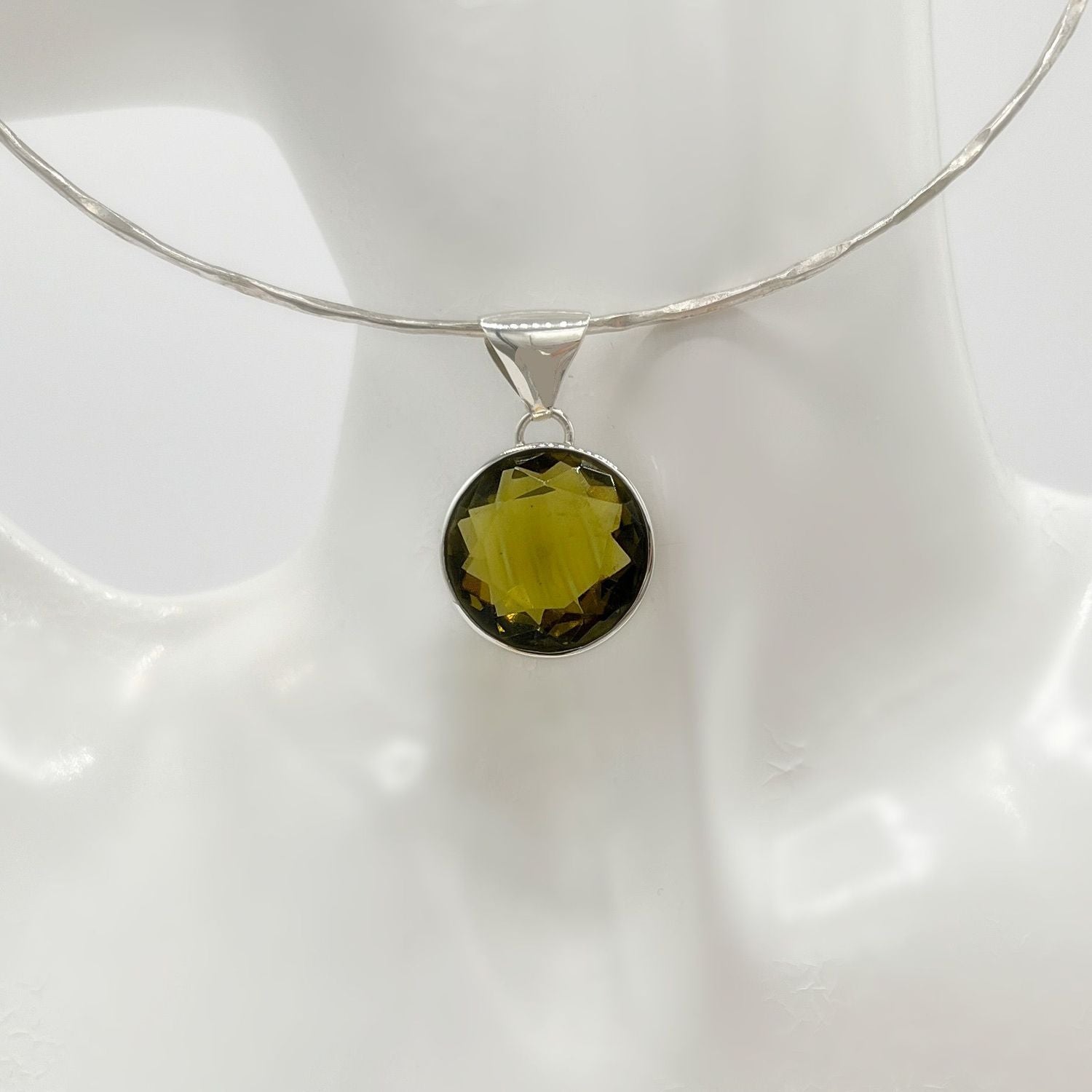 Silberanhänger mit runder Obsidian goldbraun (Ø ca. 2 cm) in poliertem 925er Silber, handgefertigt.