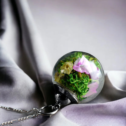 Silberkette mit Chrysantheme-Anhänger – MadamLili, handgefertigte Kugel mit getrockneten Blumen