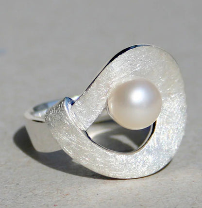 Silberring mit Süßwasserperle, 7-mm-Perle, Twist round in geschwungener Silberform.