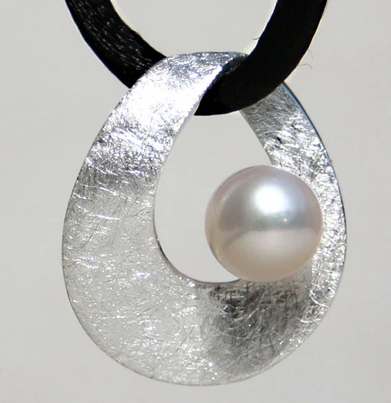 Silberanhänger Twist round mit 8-mm Süßwasserperle, handgefertigtes Schmuckstück