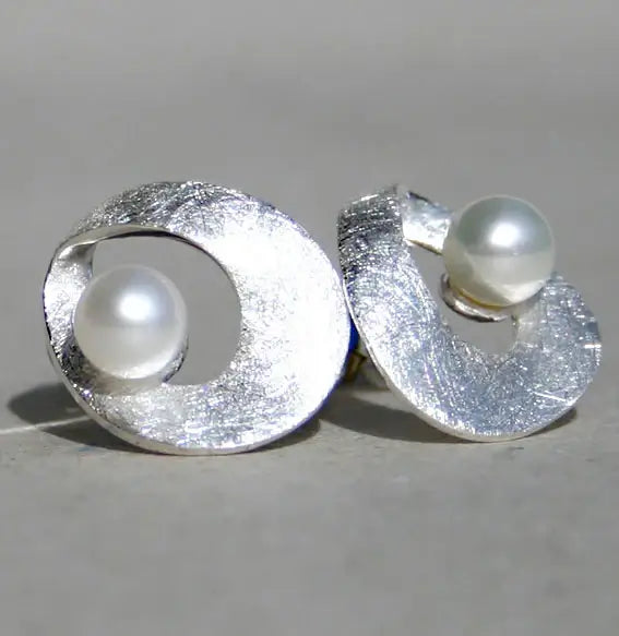 Silberohrstecker Twist round mit Süßwasserperle Ø7 mm, 925er Silber, mattiert/poliert, handgefertigt in Deutschland