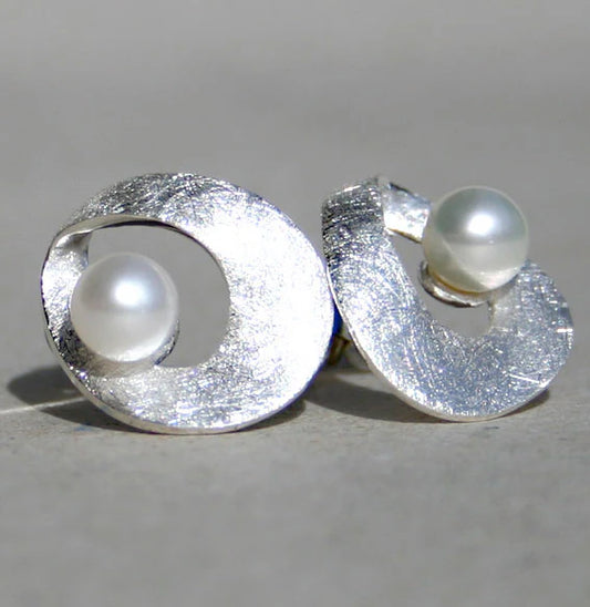 Silberohrstecker Twist round mit Süßwasserperle Ø7 mm, 925er Silber, mattiert/poliert, handgefertigt in Deutschland