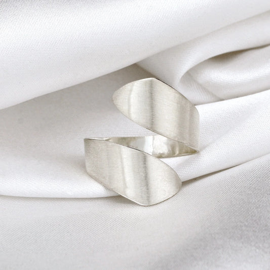 Spiral Ring - 925 Sterling Silber von MadamLili, minimalistischer, handgefertigter Silberring mit Spiraldesign