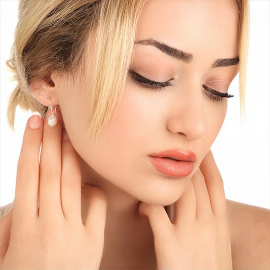 MadamLili Silberohrringe mit Barockperle – handgefertigte Silberohrringe mit unregelmäßigen Perlen.