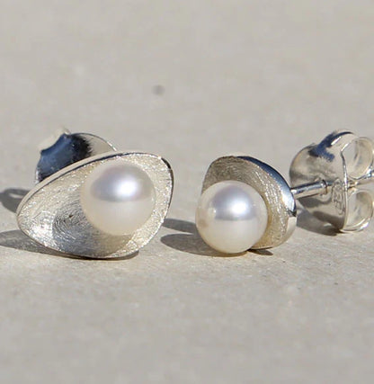 Silberohrstecker Lunaris mit 4,5-mm Süßwasserperle in organischer Lunaris-Fassung.