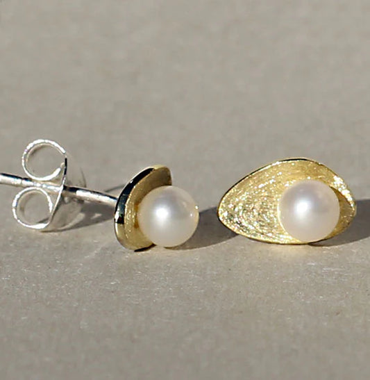 Silberohrstecker mit 4,5-mm Süßwasserperle, vergoldet – Lunaris Campur, organische Blattform.