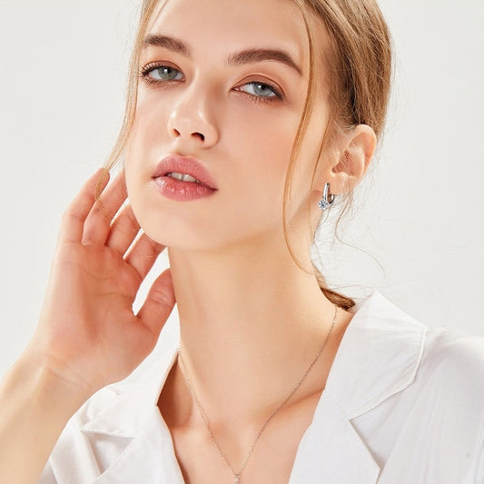 Modell trägt Moissanit-Ohrringe 1 ct aus 925er Silber – zeitlose Eleganz, faire Herstellung.