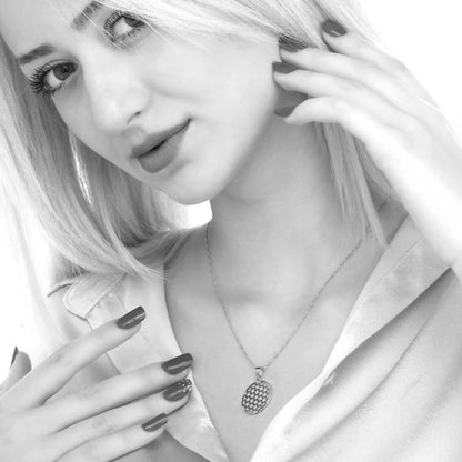 Silberkette vergoldet mit Blume des Lebens Anhänger getragen von Frau, elegant und handgefertigt bei MadamLili