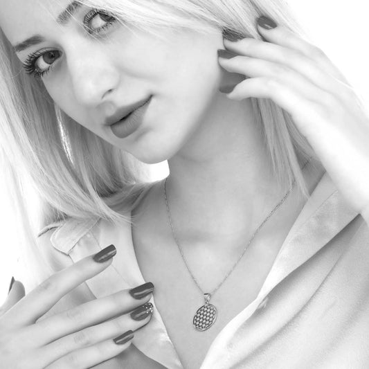 Silberkette vergoldet mit Blume des Lebens Anhänger getragen von Frau, elegant und handgefertigt bei MadamLili