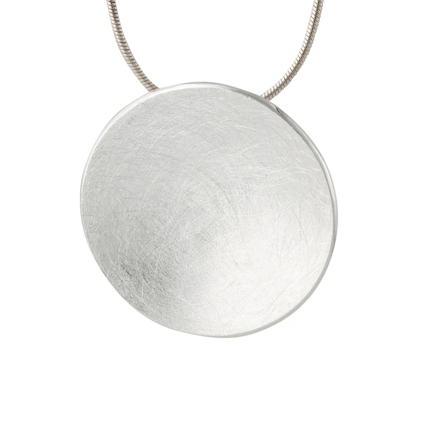 Silberanhänger Solaro: mattierter Kreisanhänger aus Silber an einer Halskette.