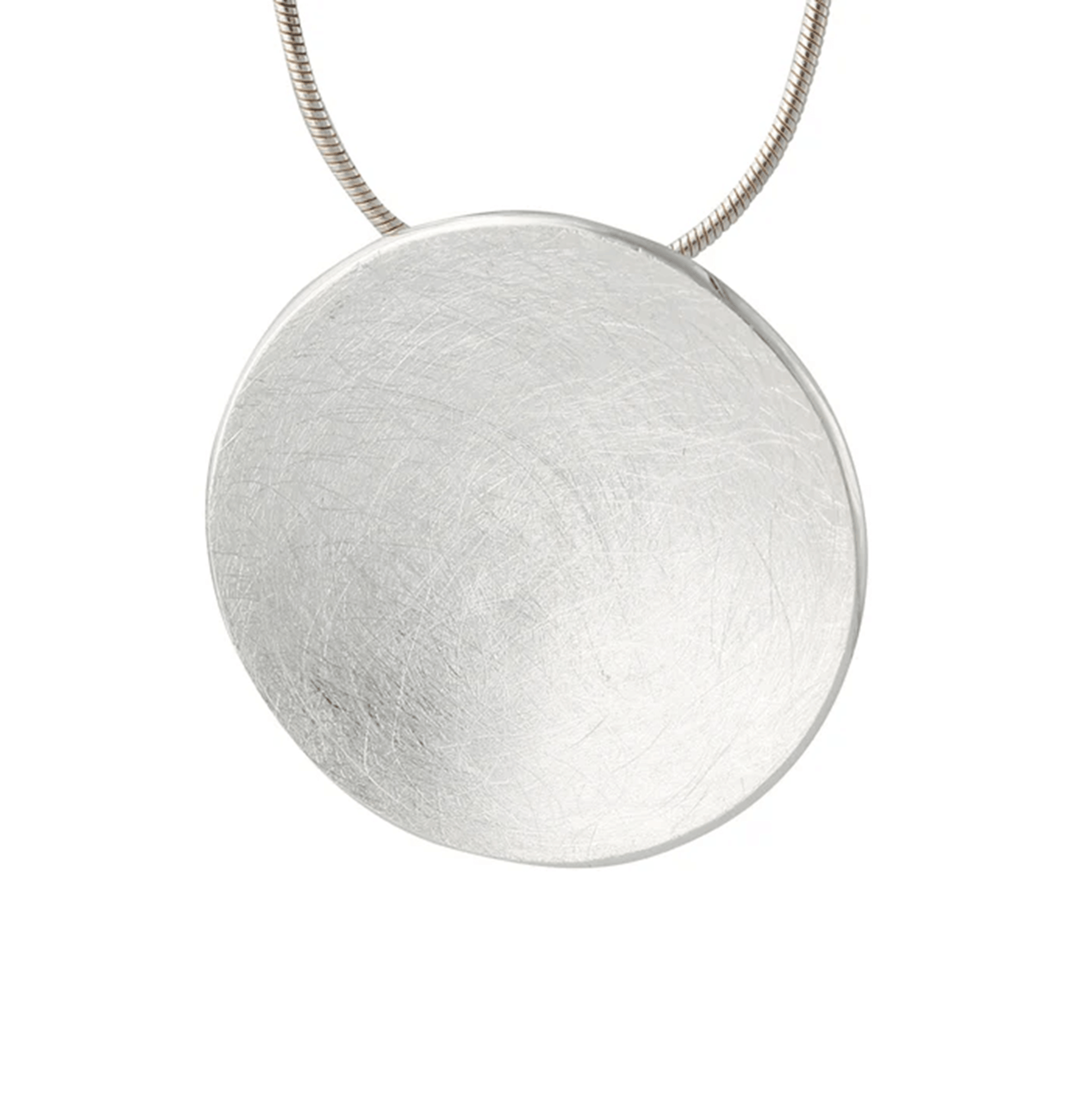 Silberanhänger Solaro: mattierter Kreisanhänger aus Silber an einer Halskette.