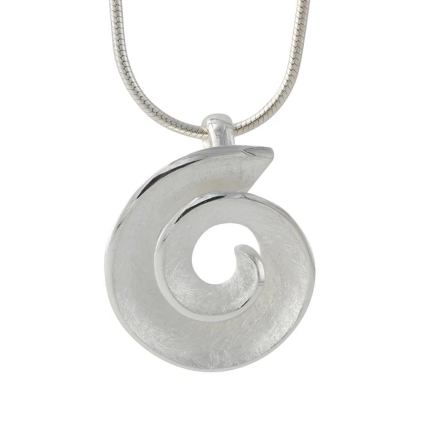 Silberanhänger Sinuosa: spiralförmiger, eleganter Anhänger aus 925 Sterling Silber an Silberkette.
