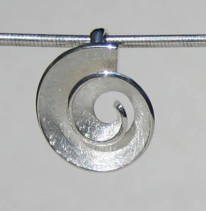 Silberanhänger Sinuosa aus 925er Sterlingsilber, spiralförmiges, geschwungenes Design – eleganter Damenschmuck