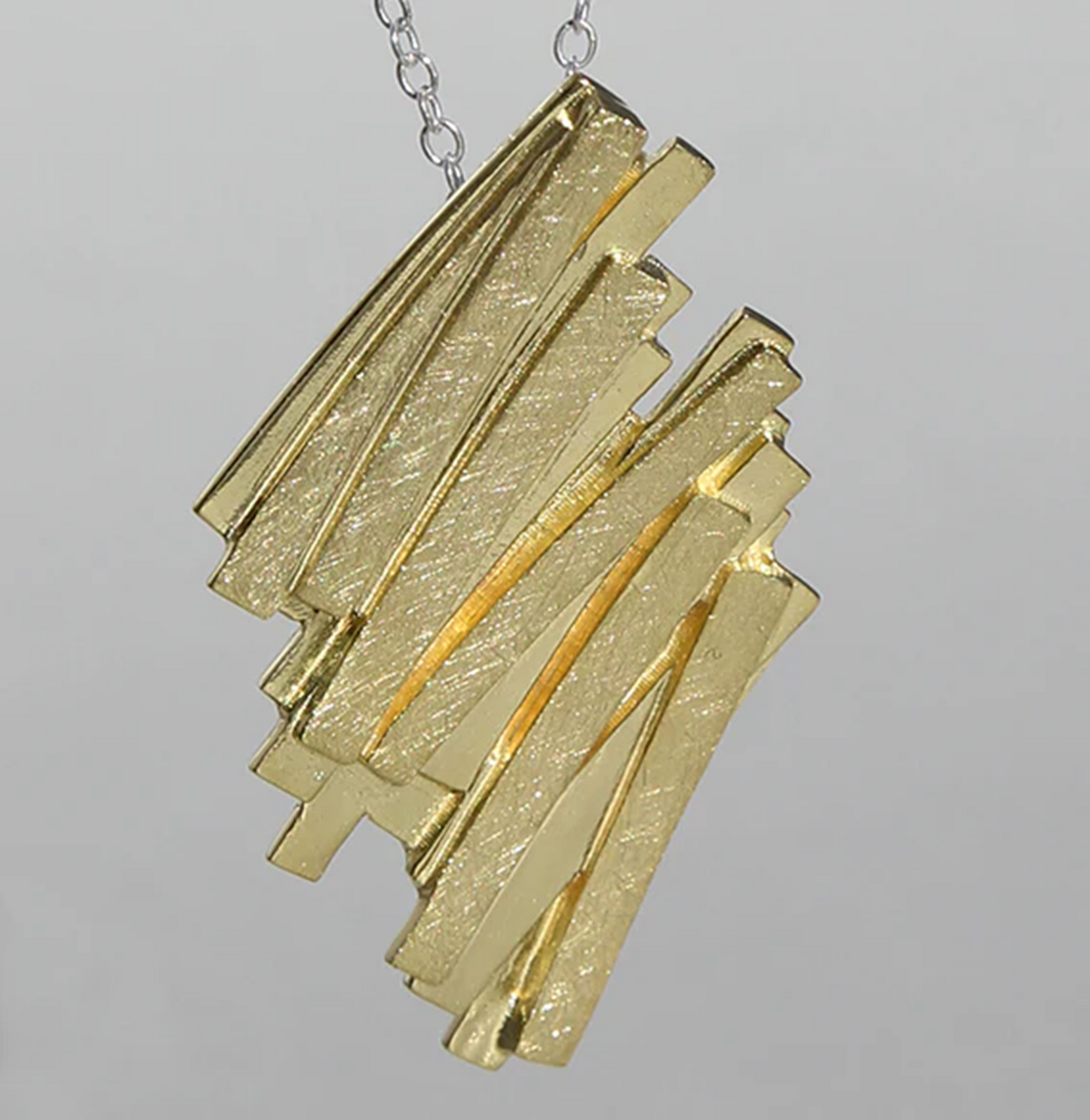 Silberanhänger Eldorado, 18ct vergoldet – gestapelte rechteckige Goldplatten, geometrisches Design.