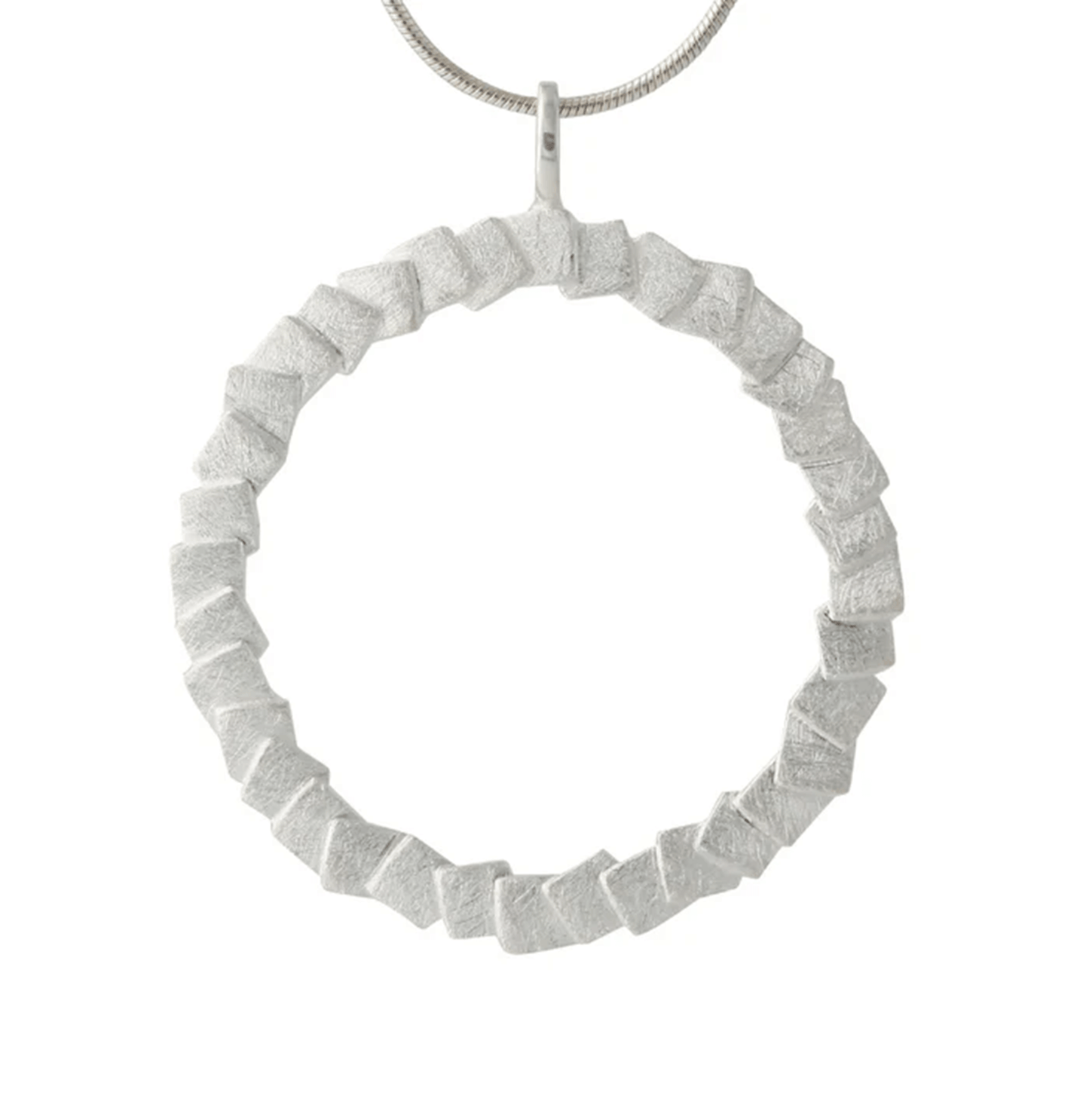 Silberanhänger Scala: runder Ring aus geometrisch facettierten Würfel-Elementen, an Silberkette.