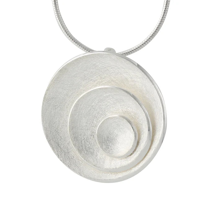 Silberanhänger Armonia mit konzentrischen, übereinander gestaffelten Silberschalen – plastische Struktur am Hals.
