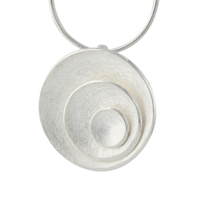Silberanhänger Armonia mit konzentrischen, übereinander gestaffelten Silberschalen – plastische Struktur am Hals.