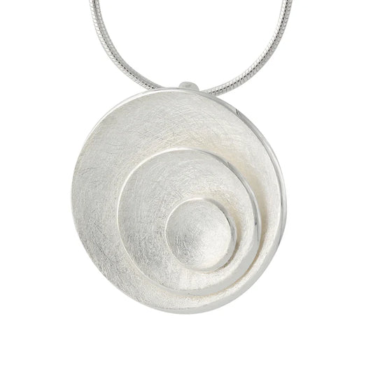Silberanhänger Armonia mit konzentrischen, übereinander gestaffelten Silberschalen – plastische Struktur am Hals.