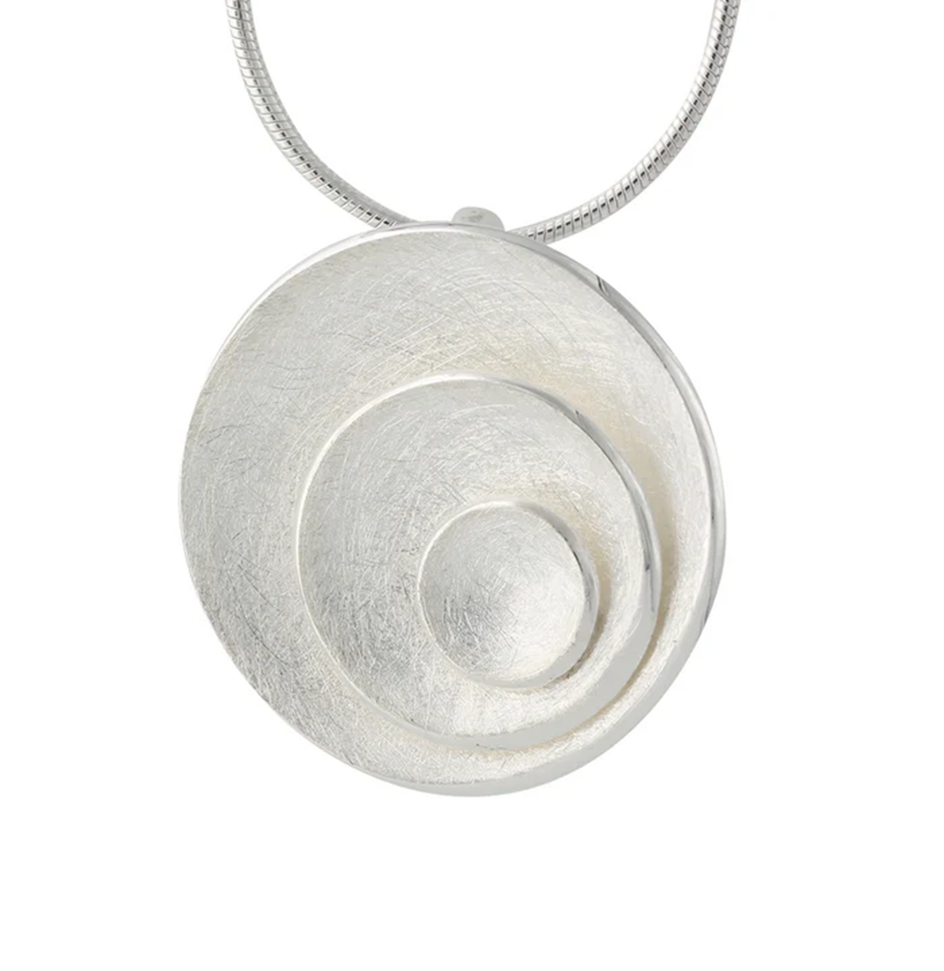 Silberanhänger Armonia mit übereinander angeordneten Silberschalen, moderne Klarheit, lebendige plastische Struktur am Hals.