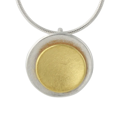 Silberanhänger Solea Argento mit mattierter Silberoberfläche und goldener 18ct‑Mittelplatte, bicolor-Design.