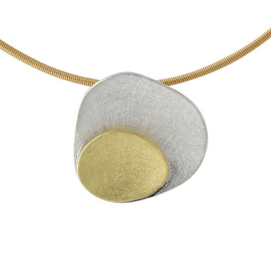 Silberanhänger Aurora Duo: strukturierte Silberbasis mit 18ct vergoldeter Akzentfläche, Bicolor-Design.