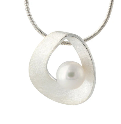 Silberanhänger mit Süßwasserperle Twist round – 8-mm-Perle, modernes deutsches Handwerk