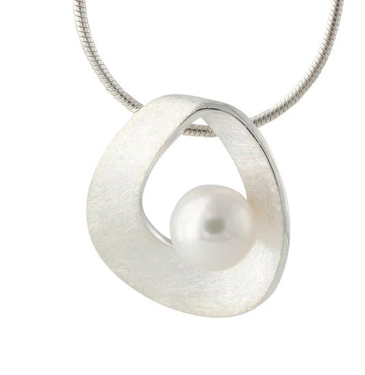 Silberanhänger mit Süßwasserperle Twist round – 8-mm-Perle, modernes deutsches Handwerk