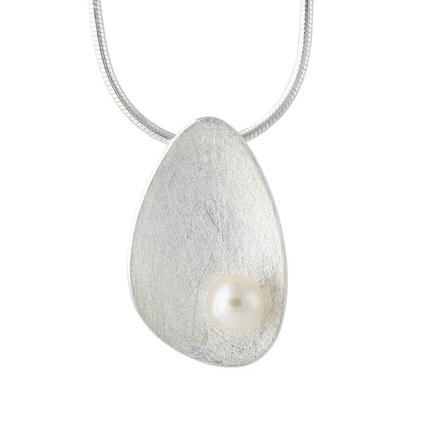 Silberanhänger Lunaris mit 6,5-mm Süßwasserperle in organischer, geschwungener Form an Silberkette